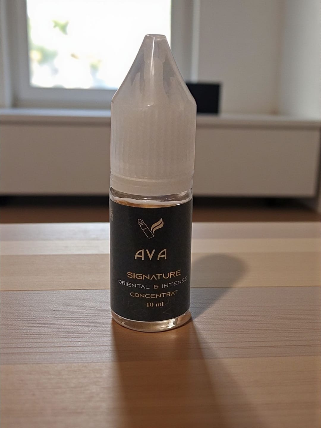 Oriental Intens este un concentrat aromatic cu o personalitate puternică, ce combină note dulci, picante și lemnoase într-un echilibru exotic și profund.