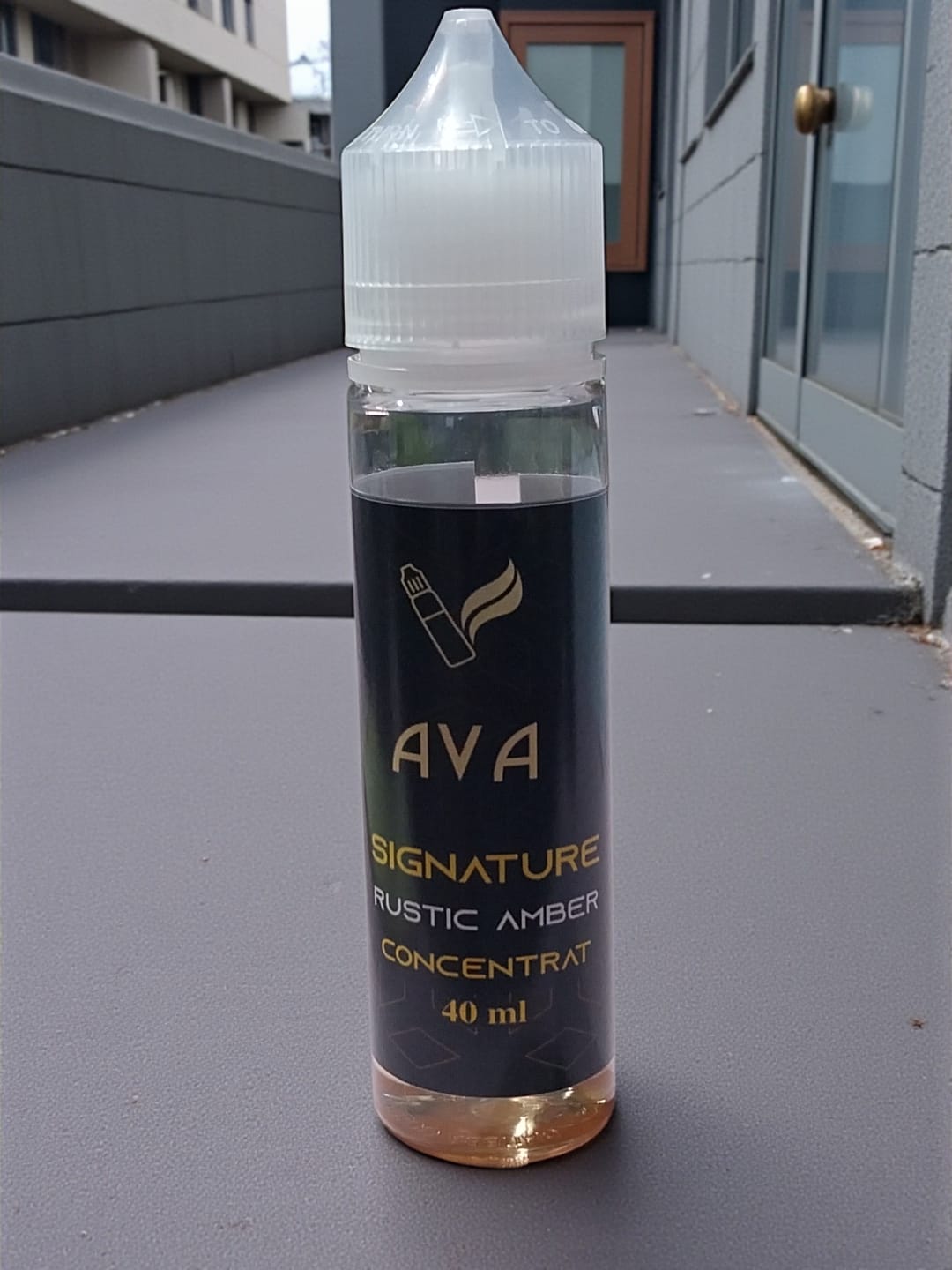 Rusti Amber este un concentrat aromatic premium care oferă o aromă caldă, elegantă și profundă, cu accente ușor fumurii și nuanțe subtile dulci-ambrate